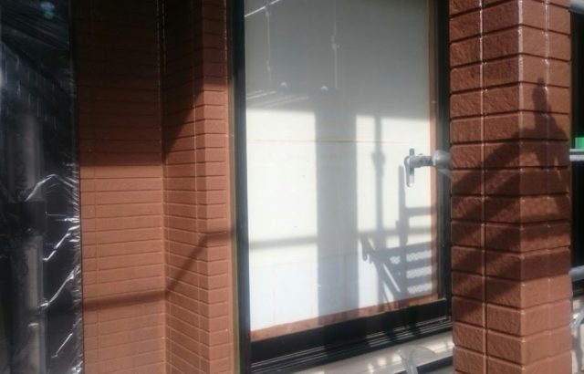 三浦市にて外壁塗装、屋根塗装工事の上塗り作業！