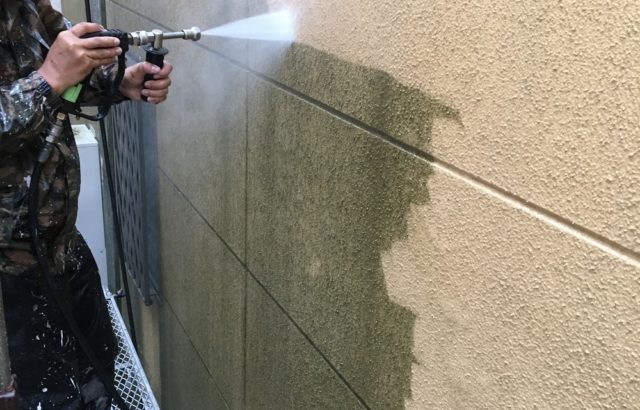 神奈川県葉山町にて外壁塗装の為の洗浄作業！