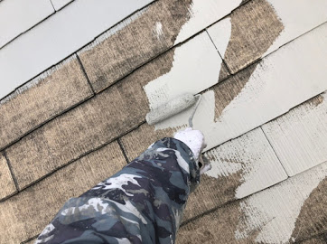 神奈川県葉山町にて屋根塗装工事の中塗り作業を進めます！