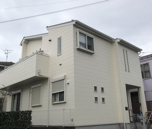 神奈川県三浦郡葉山町　外壁塗装　付帯部塗装　ひび割れ補修方法　ケレン作業