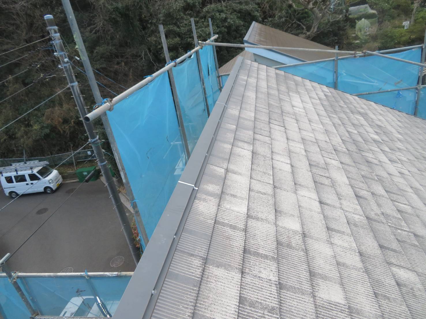 神奈川県三浦市　屋根塗装工事　棟板金のコーキング打ち