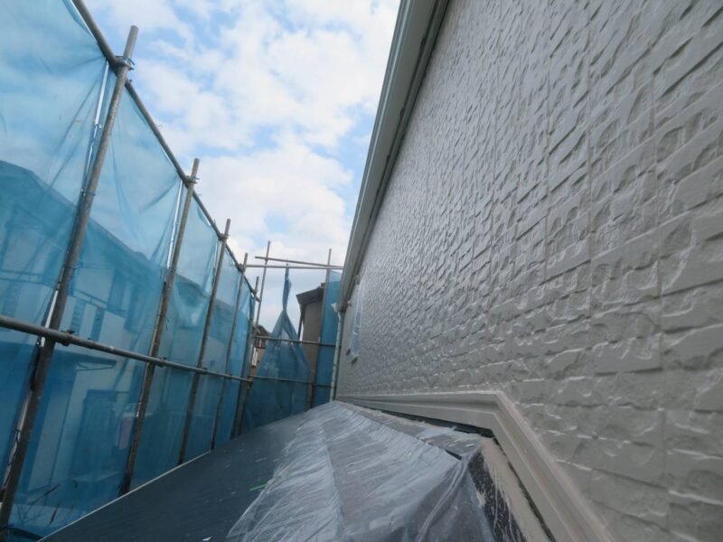 神奈川県三浦市　外壁塗装工事　外壁の中塗り〜上塗りを行いました！