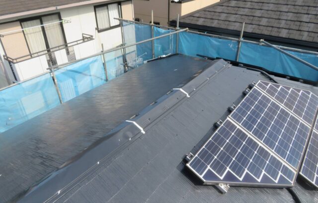神奈川県三浦市　屋根塗装工事　棟板金のコーキング打ち