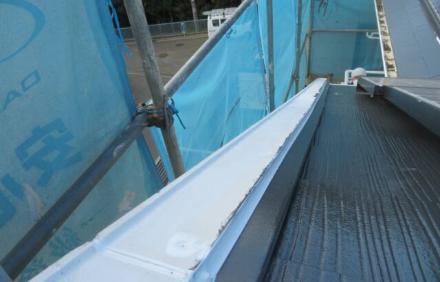 神奈川県三浦市　屋根塗装工事　ケラバの水切り錆止め塗装