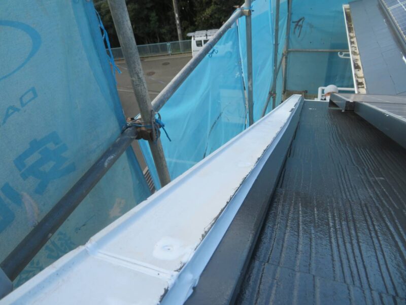 神奈川県三浦市　屋根塗装工事　ケラバの水切り錆止め塗装