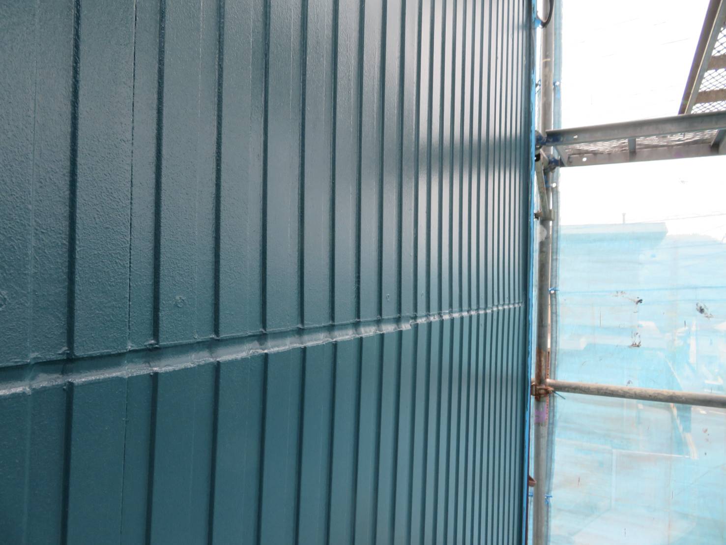 神奈川県逗子市　外壁塗装工事　外壁の中塗りと上塗り　アレスダイナミックTOP仕上げ
