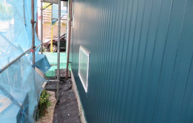 神奈川県逗子市　外壁塗装工事　外壁の中塗りと上塗り　アレスダイナミックTOP仕上げ