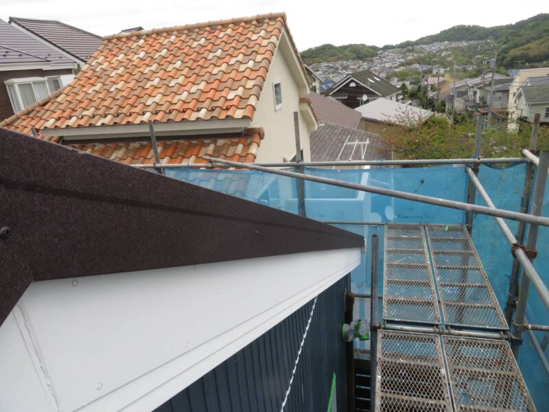 神奈川県逗子市　外壁塗装工事　破風板のシール処理と塗装