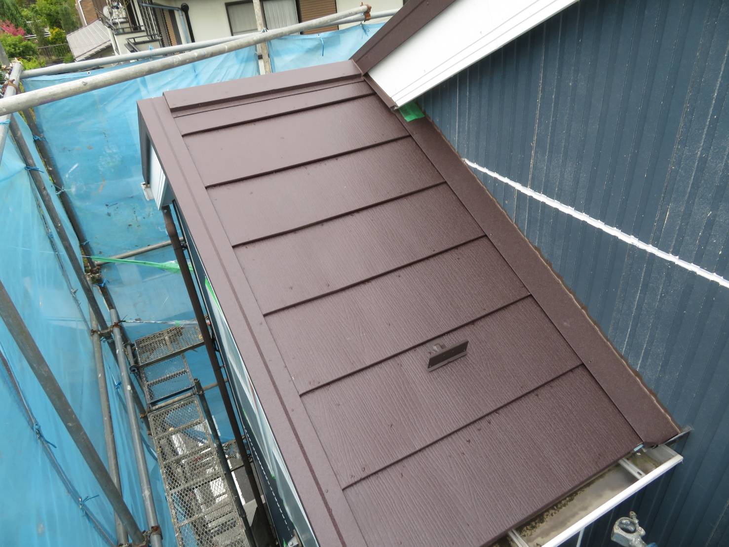 神奈川県逗子市　屋根カバー工事　ガルバリウム鋼板屋根のメリット！