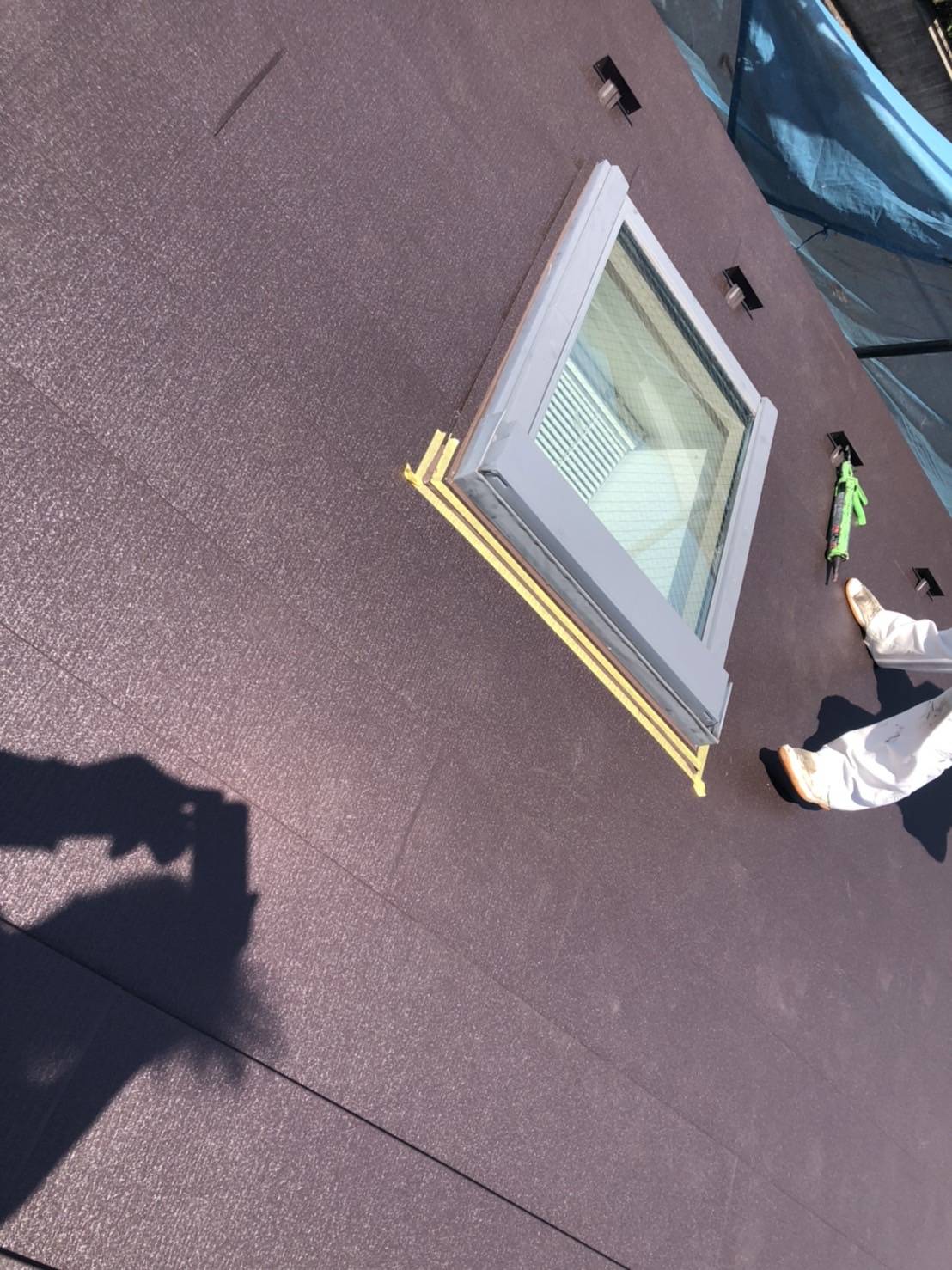神奈川県逗子市　屋根カバー工事　棟板金と天窓のシーリング処理
