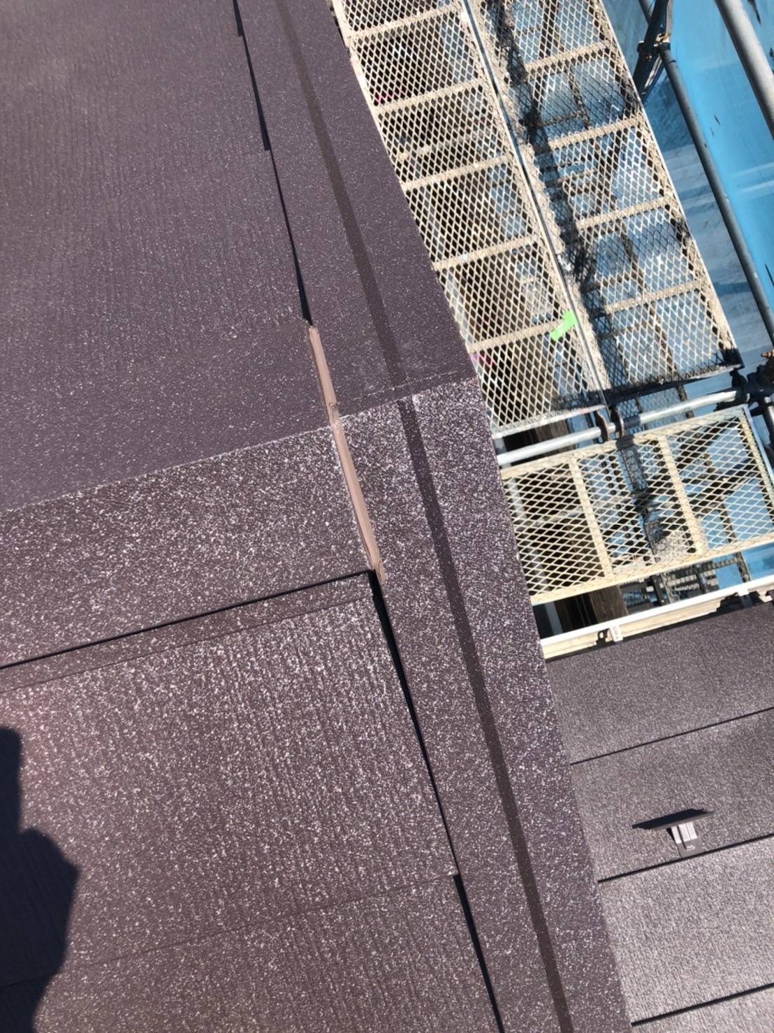 神奈川県逗子市　屋根カバー工事　棟板金と天窓のシーリング処理