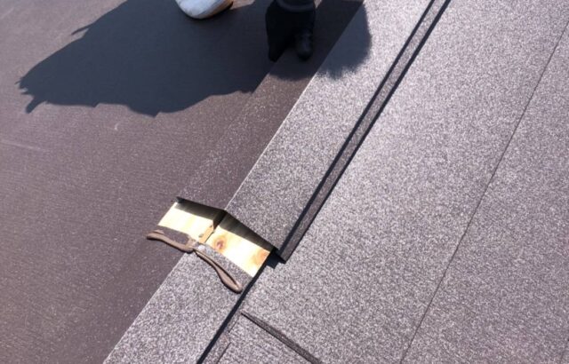 神奈川県逗子市　屋根カバー工事　棟板金の取り付けを行いました！