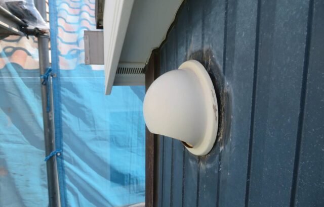 神奈川県逗子市　外壁塗装工事　換気口丸型フードの取り合い部　コーキング充填