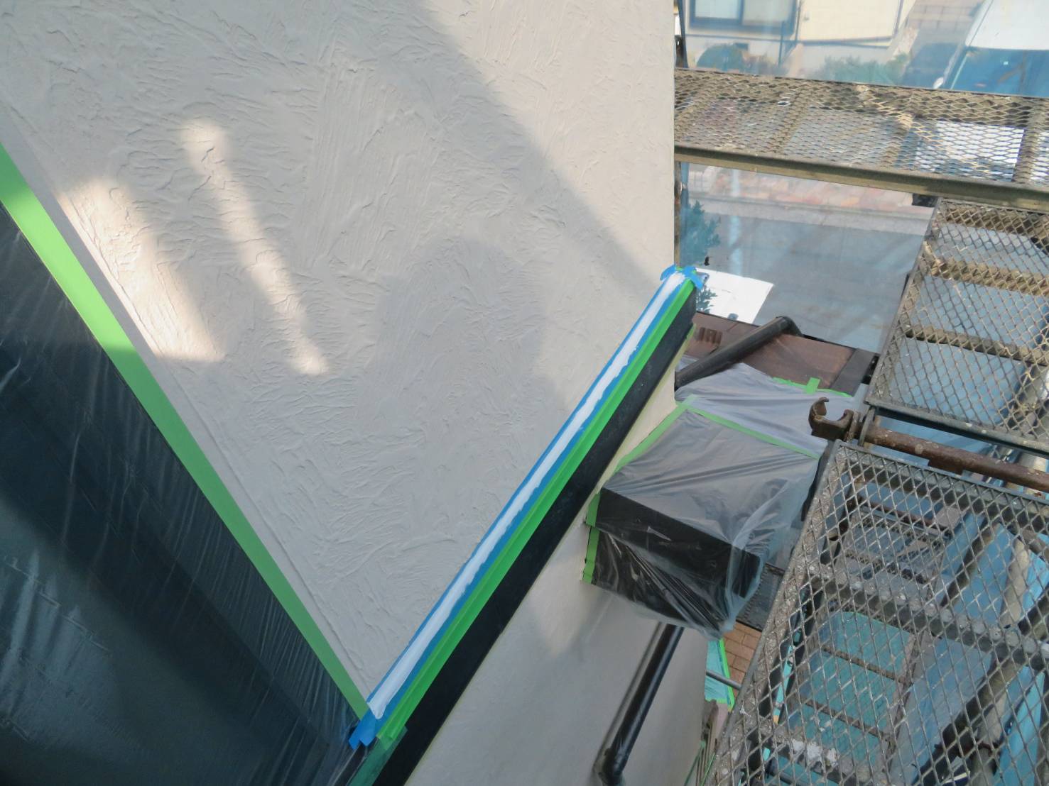 神奈川県三浦市　屋根・外壁塗装工事　取り合い部とは？幕板と霧除けのシーリング打設工事