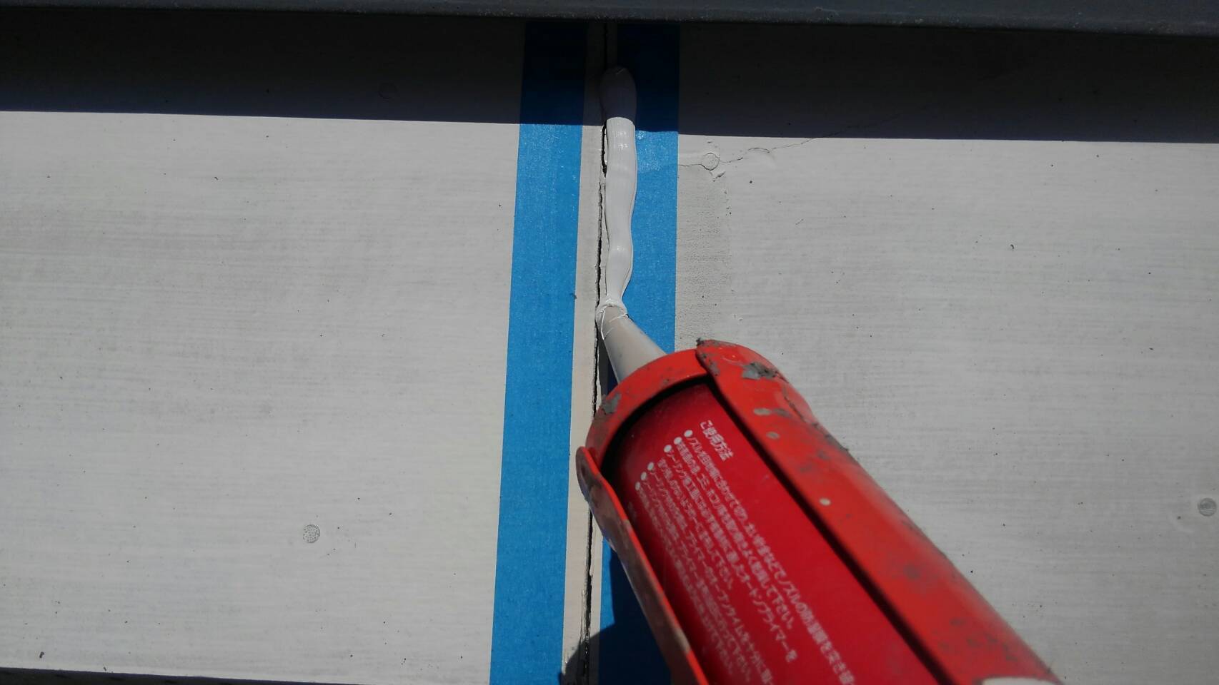 神奈川県三浦市　屋根・外壁塗装工事　クラック補修と継ぎ目のシーリング打設