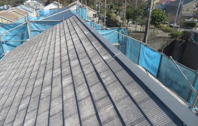 神奈川県三浦市　屋根・外壁塗装工事　棟板金のシーリング補修