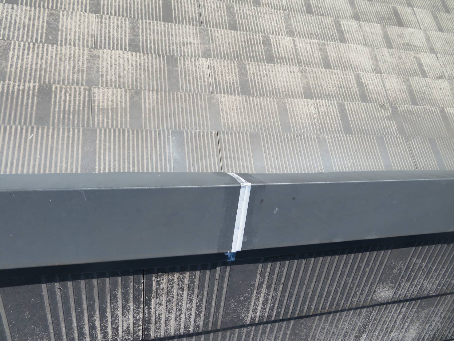 神奈川県三浦市　屋根・外壁塗装工事　棟板金のシーリング補修