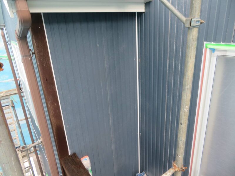 神奈川県逗子市　外壁塗装・屋根カバー工事　外壁塗装と一緒にコーキング工事も