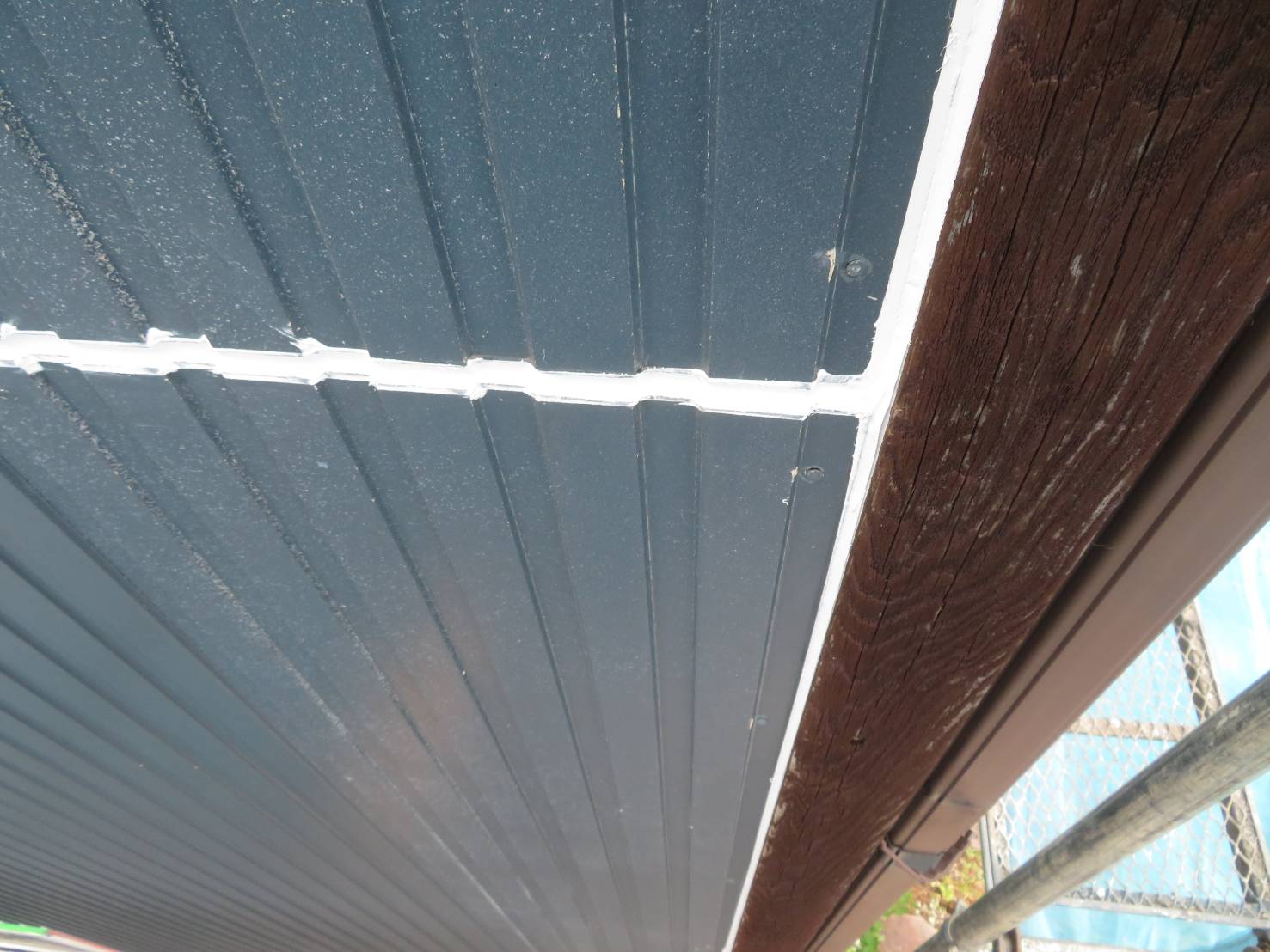 神奈川県逗子市　外壁塗装・屋根カバー工事　外壁塗装と一緒にコーキング工事も