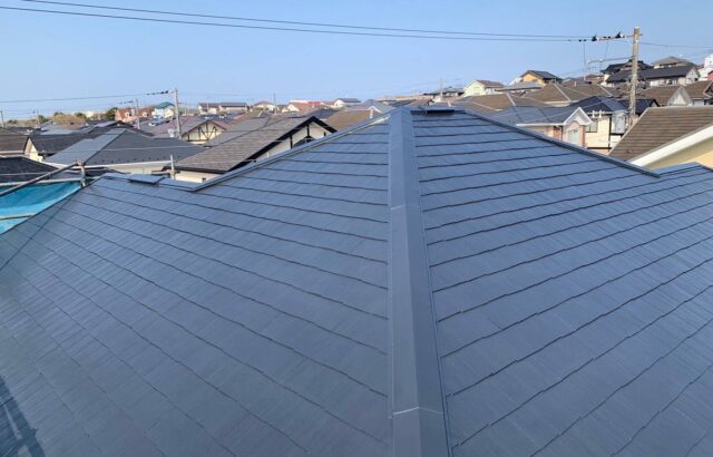 神奈川県三浦市　屋根・外壁塗装工事　屋根の中塗り〜上塗りを行いました！