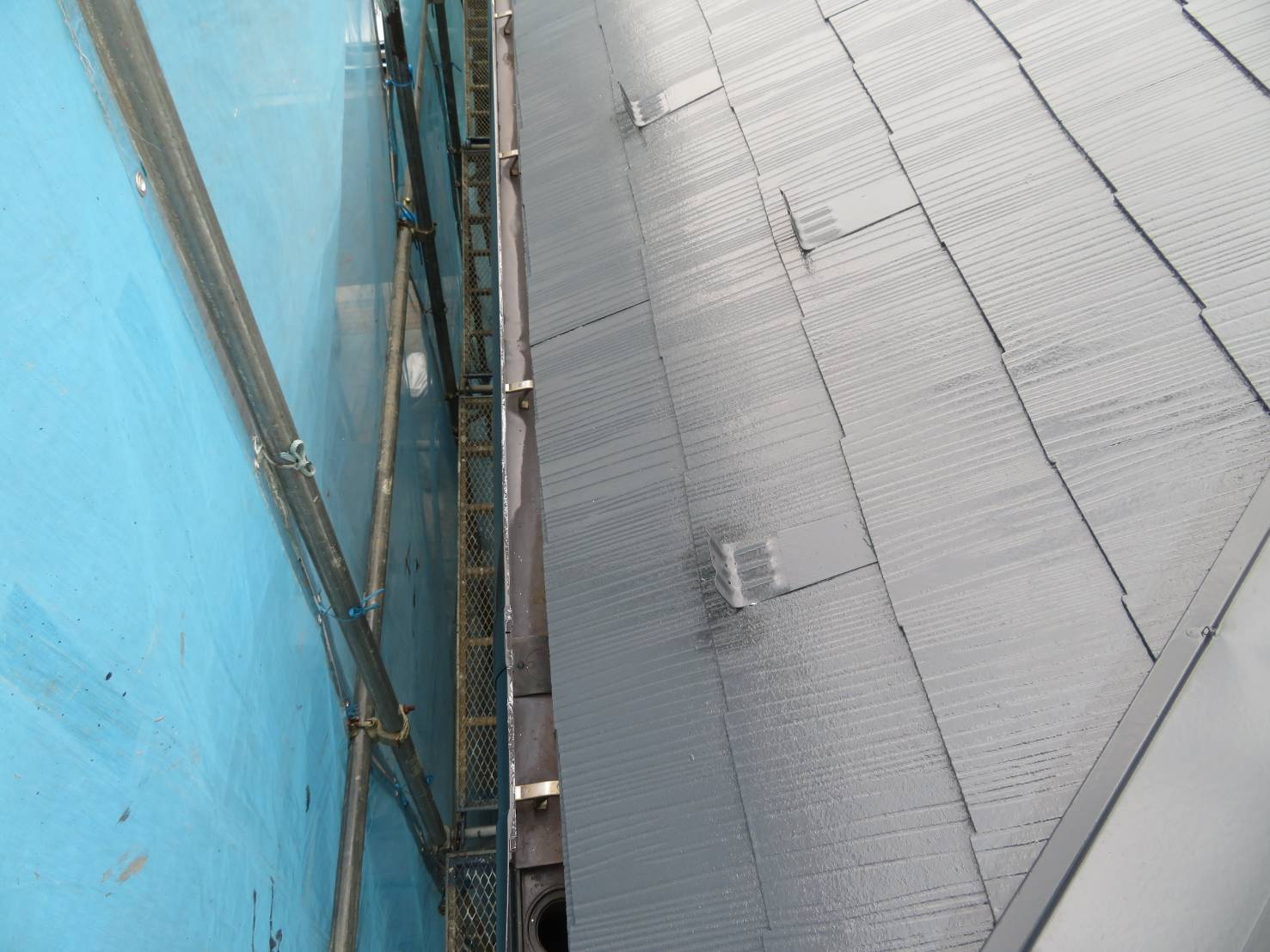 神奈川県三浦市　屋根・外壁塗装工事　タスペーサー取り付けと雪止め塗装