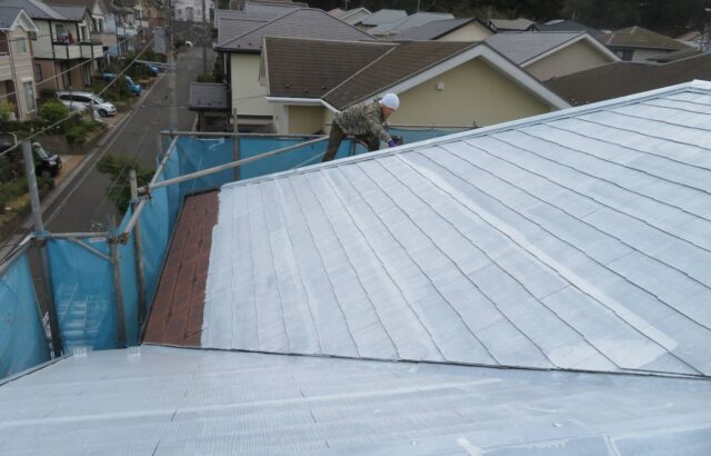 神奈川県三浦市　屋根・外壁塗装工事　屋根の下塗り　シーラー塗布