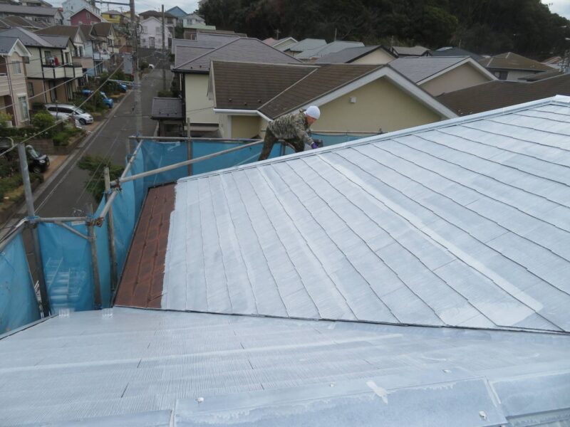 神奈川県三浦市　屋根・外壁塗装工事　屋根の下塗り　シーラー塗布