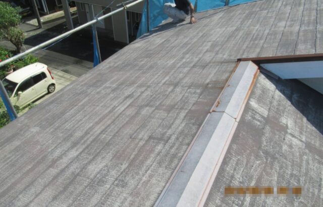神奈川県横浜市　屋根・外壁塗装工事　施工前の屋根　板金の錆び