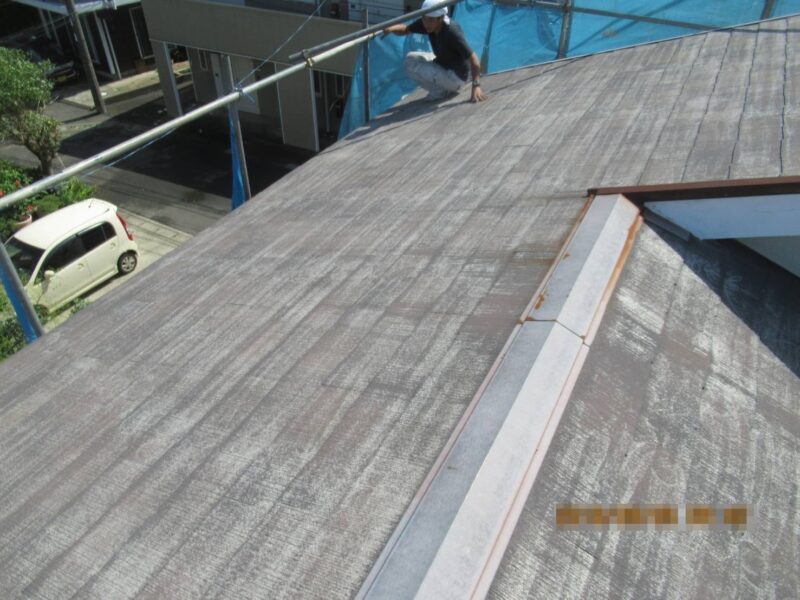 神奈川県横浜市　屋根・外壁塗装工事　施工前の屋根　板金の錆び
