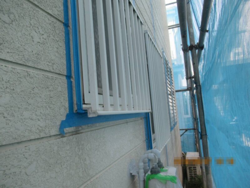 神奈川県横浜市　屋根・外壁塗装工事　開口部のコーキングが古くなると雨漏りの原因に！