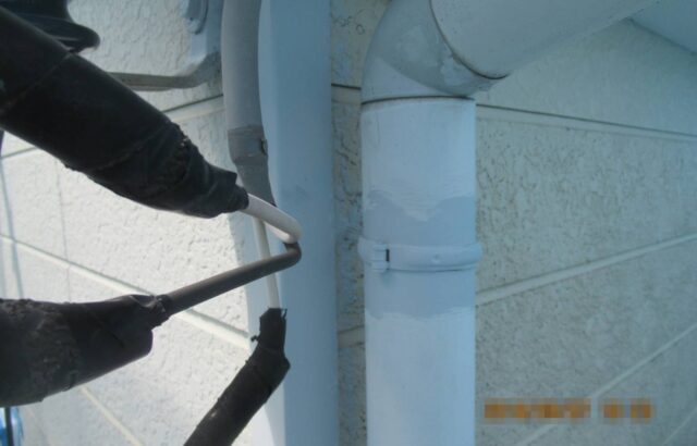 神奈川県横浜市　屋根・外壁塗装工事　縦樋金具の錆止め塗装