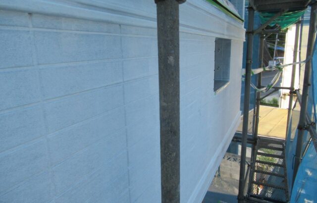 神奈川県横須賀市　屋根・外壁塗装工事　外壁の下塗り作業