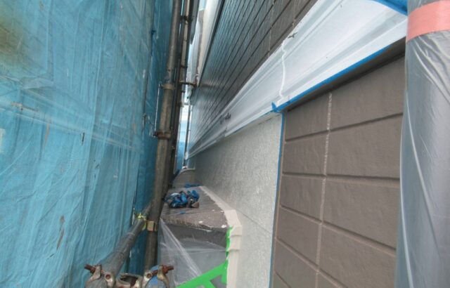 神奈川県横須賀市　屋根・外壁塗装工事　外壁の上塗り　アレスダイナミックTOP塗布