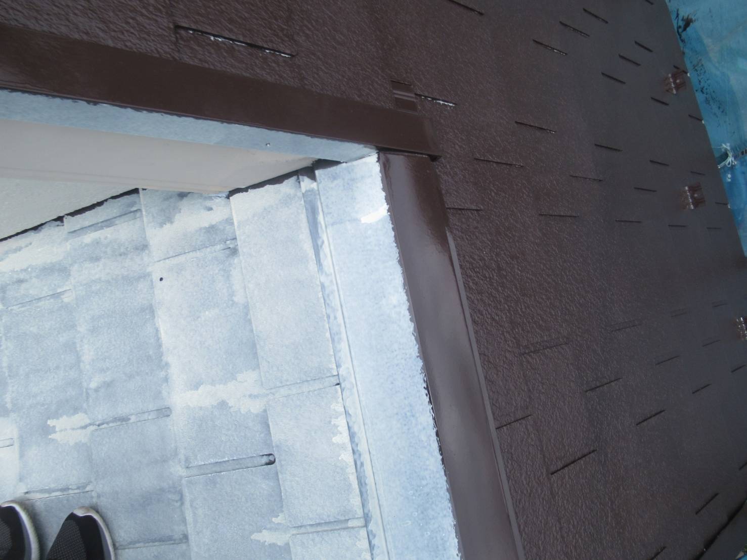 神奈川県横須賀市　屋根・外壁塗装工事　屋根の中塗り〜上塗り