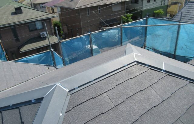 神奈川県横浜市　屋根・外壁塗装工事　屋根工事　棟板金のコーキング打ち