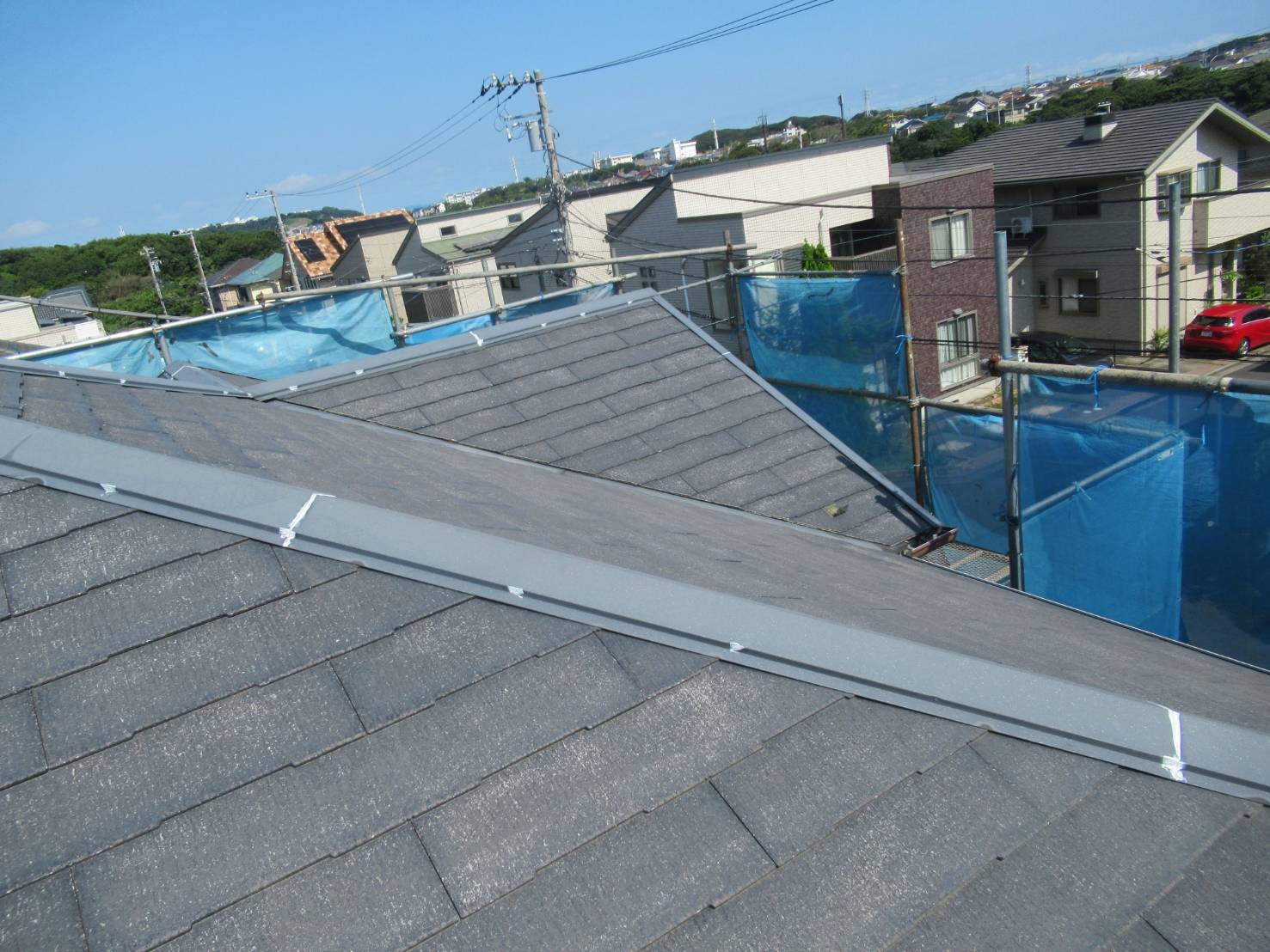 神奈川県横浜市　屋根・外壁塗装工事　屋根工事　棟板金のコーキング打ち