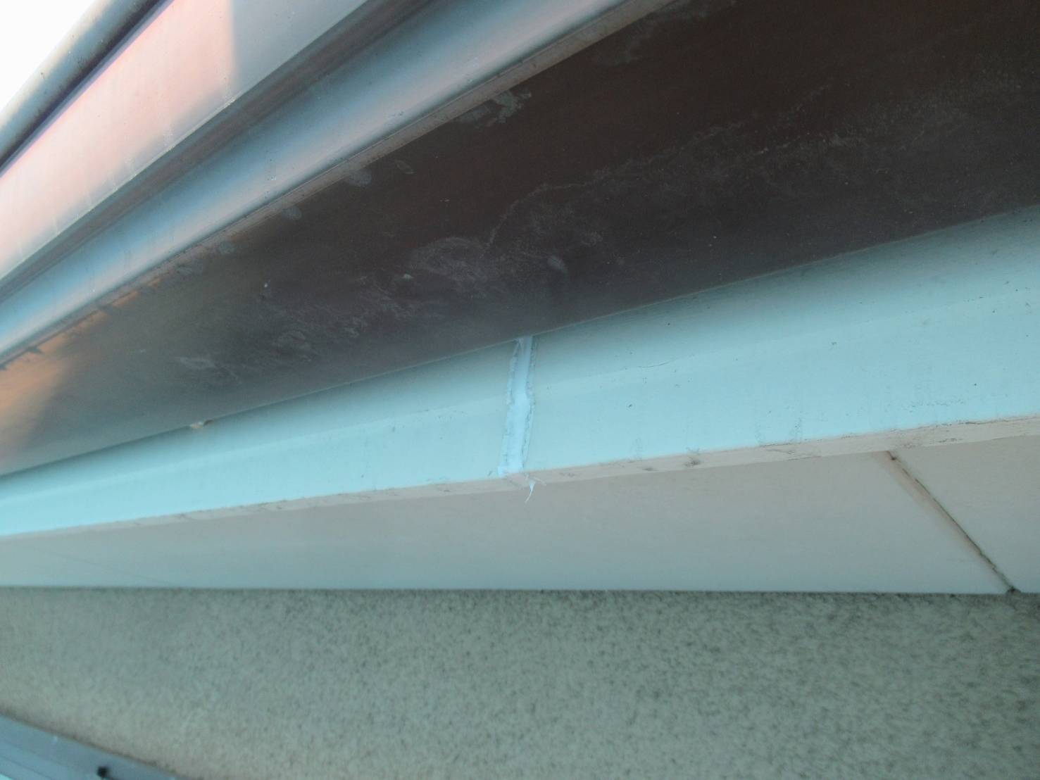神奈川県横浜市　屋根・外壁塗装工事　付帯部　鼻隠し（破風板）のシーリング工事