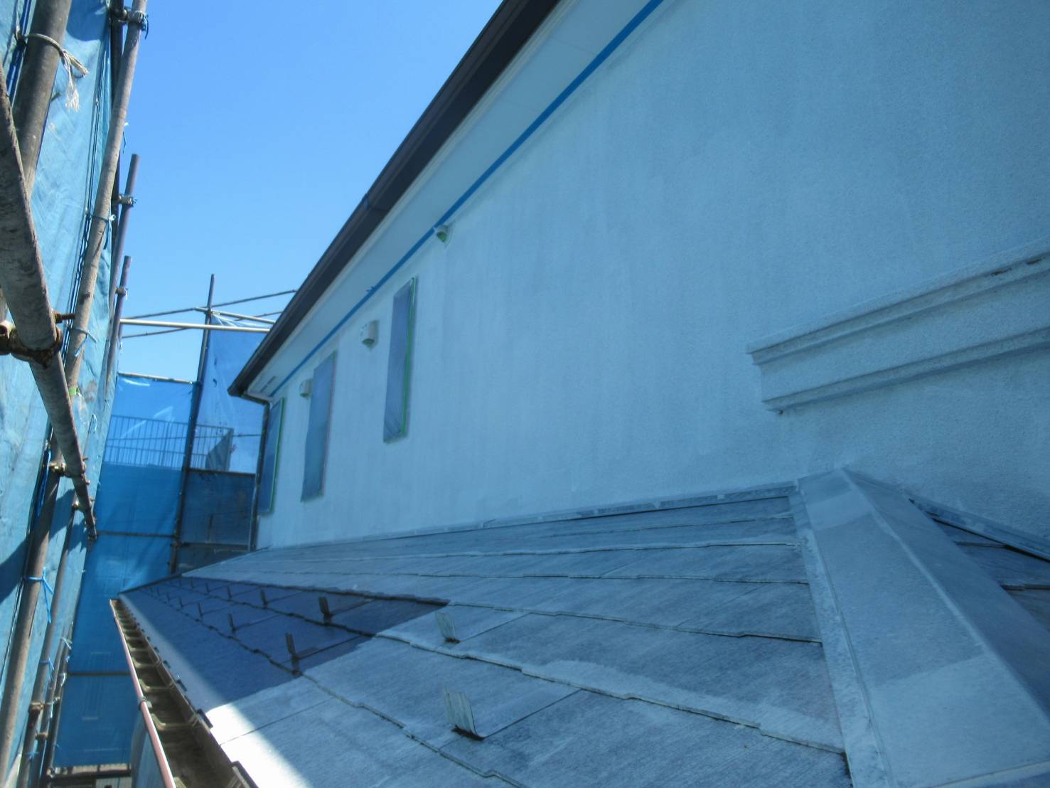 神奈川県横浜市　屋根・外壁塗装工事　屋根の下塗りとタスペーサー設置