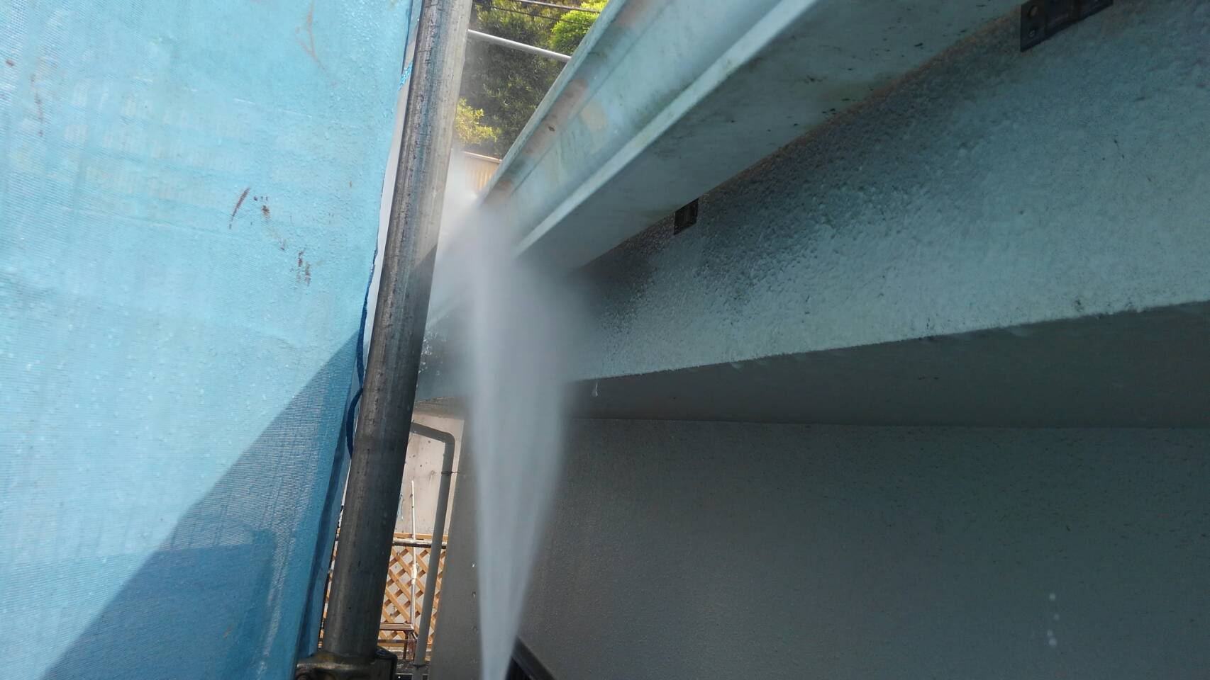 神奈川県横浜市　K様邸　外壁塗装工事　塗装前の高圧洗浄作業