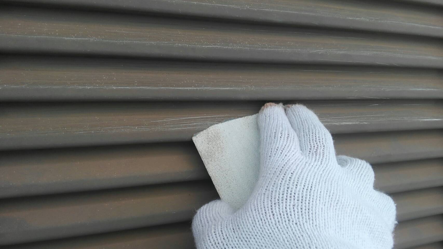 神奈川県横浜市　K様邸　外壁塗装工事　雨戸塗装　下地処理のケレン作業