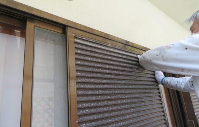 神奈川県横浜市　K様邸　外壁塗装工事　雨戸塗装　下地処理のケレン作業