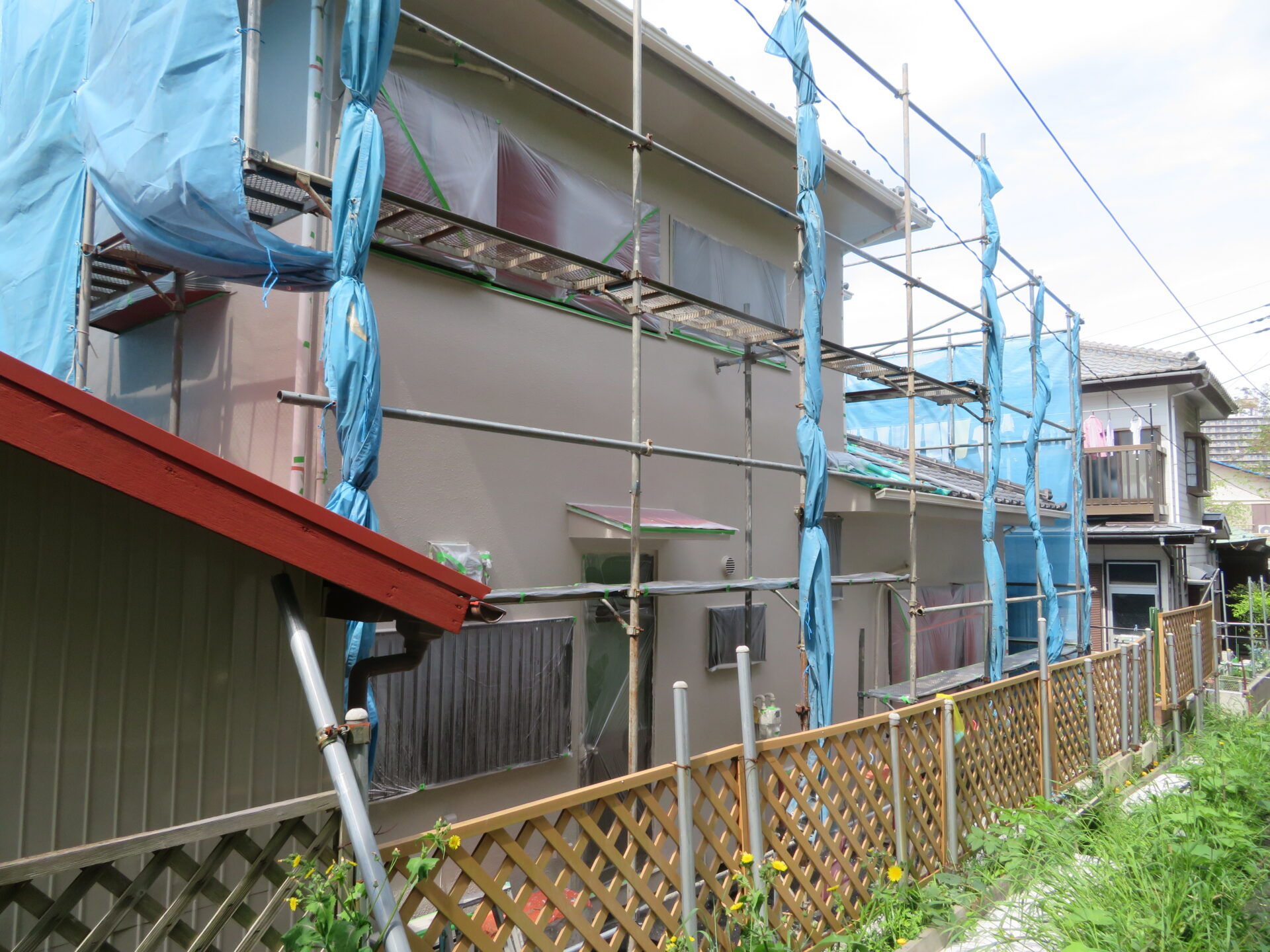 神奈川県横浜市　K様邸　屋根・外壁塗装工事　トタン外壁の仕上げ塗装　セラMシリコンⅡ塗布