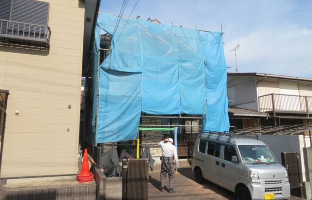 神奈川県横浜市　I様邸　屋根・外壁塗装工事　足場組み立て設置〜スレート屋根のひび割れ