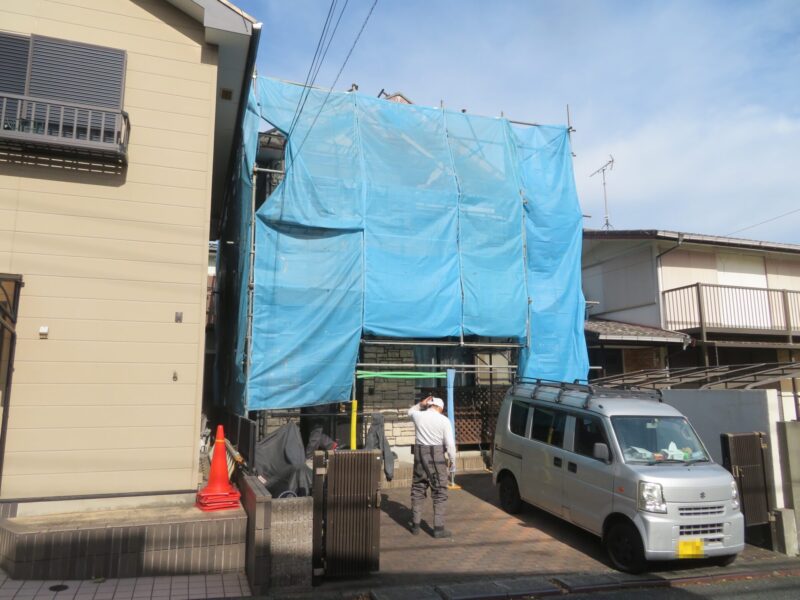 神奈川県横浜市　I様邸　屋根・外壁塗装工事　足場組み立て設置〜スレート屋根のひび割れ