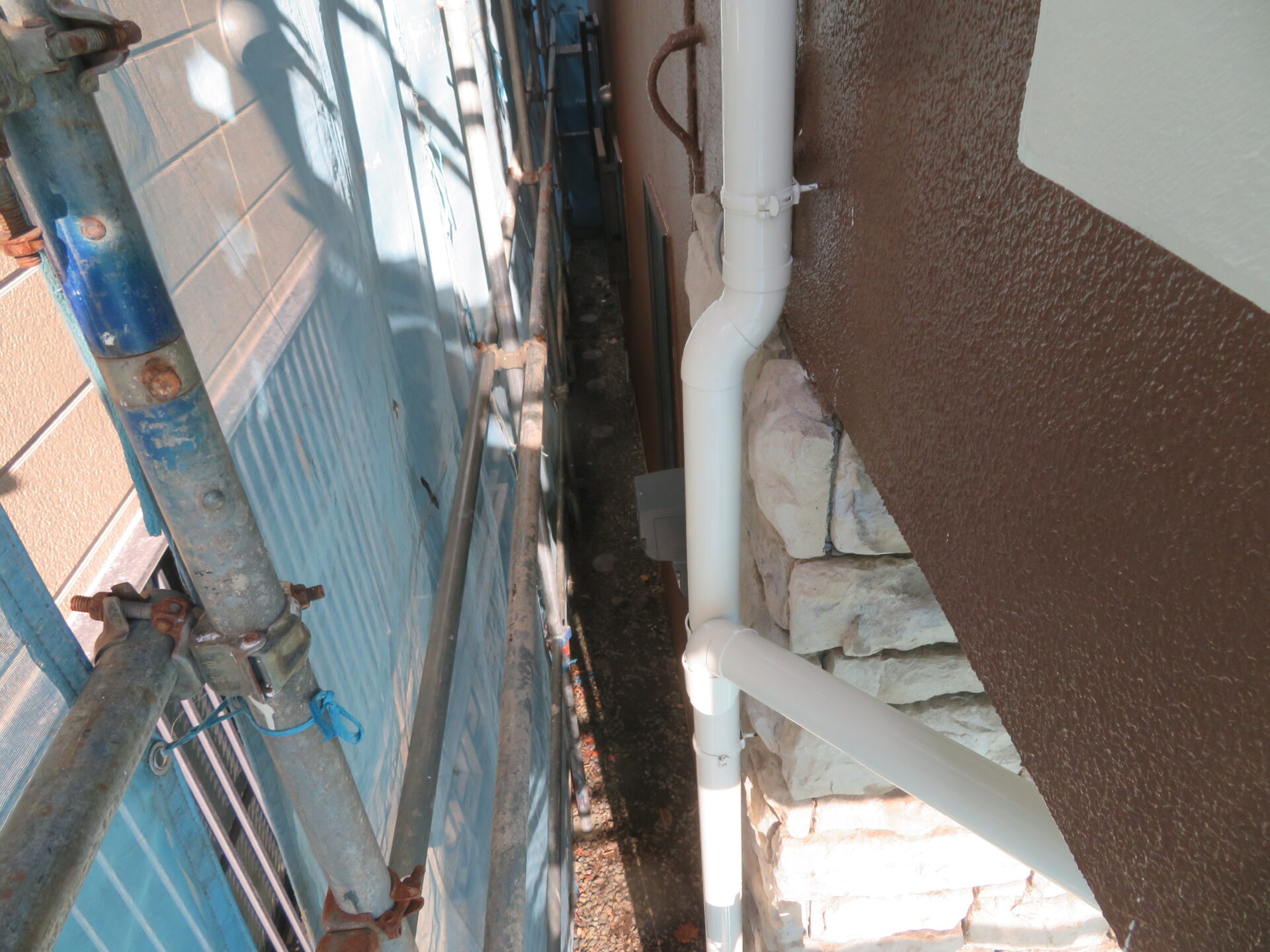 神奈川県横浜市　I様邸　屋根・外壁塗装工事　付帯部　軒樋と縦樋の塗装