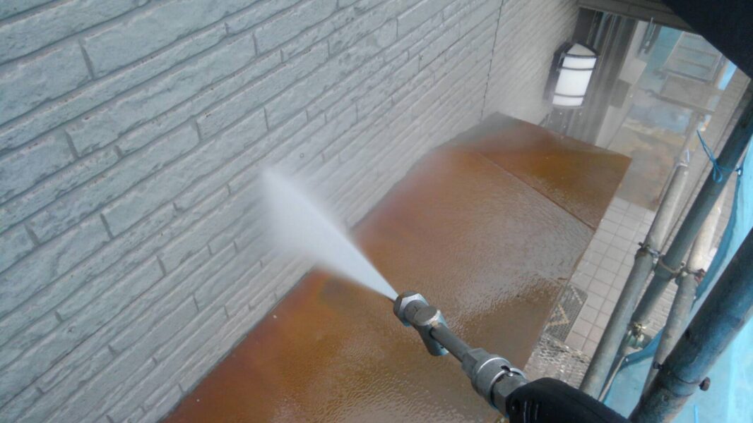 神奈川県横浜市　K様邸　外壁塗装・コーキング工事　下地処理　高圧洗浄作業