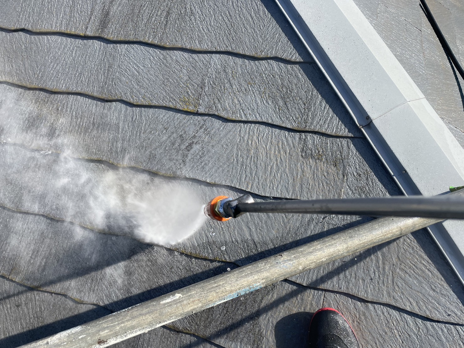 神奈川県鎌倉市　F様邸　屋根塗装・外壁塗装工事　下地処理　高圧洗浄を行いました！