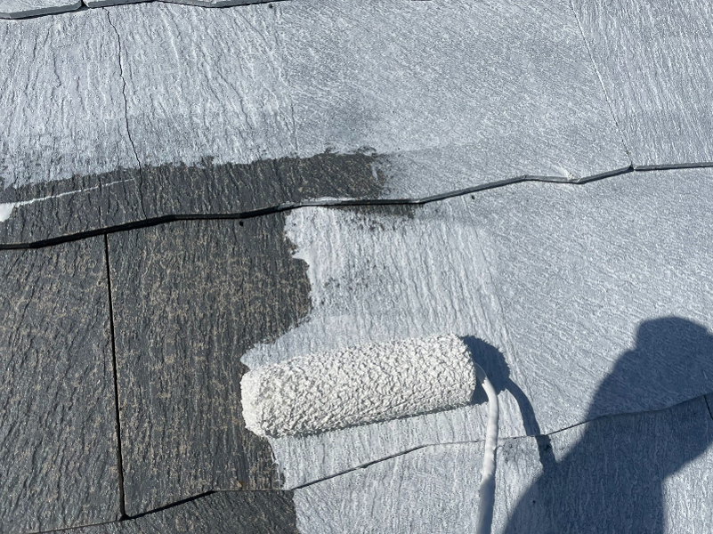 神奈川県鎌倉市　F様邸　屋根塗装・外壁塗装工事　屋根の下塗り ガイナマルチシーラー塗布