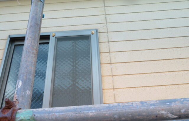 神奈川県鎌倉市　F様邸　屋根塗装・外壁塗装工事　外壁ひび割れ部のシール補修