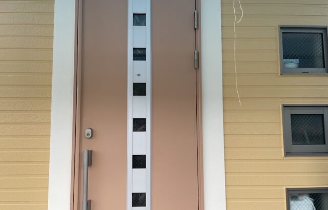 神奈川県鎌倉市　F様邸　屋根塗装・外壁塗装工事　付帯部　玄関扉の仕上げ塗装